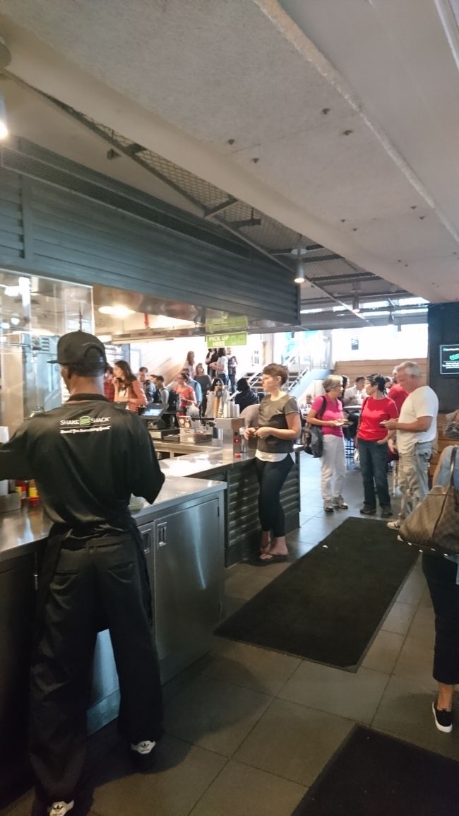 11:40　混雑することを警戒して早めにShake Shackに移動してきました。<br />