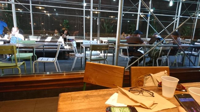 11:48　注文を終えて待っているところですこの時テーブルはまだかなり開いています。ストリートビューでお水の位置やケチャップの位置、テーブル配置など店内を調査していたのでお手の物です。