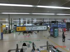 盛岡駅です。
大きな駅ですが人は多くないけど食堂街には大勢の人がいました。
駅前にはバスセンターがあり、その向こうにレンタカー店はありました。