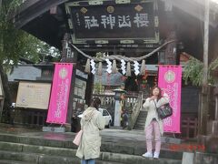 盛岡城跡の公園の隣にある神社は、
桜山神社と言うようです。
大きな神社です。
大きなしめ縄の両側のピンクの垂れ幕には七五三の案内が書かれていました。
ちょうど若い女性が写真を撮っていました。
居なくなる迄待てないのでパチリ。