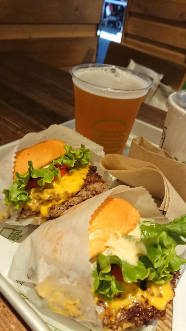 クチコミは大げさだろ、大したことないだろ別に食べなくてもいいわーと思ってましたがめちゃくちゃジューシーでおいしい！焦げ目がいい！ポテトはなしでその代わりダブル。ダブルシャックバーガーとビールアイスティー27ドルです