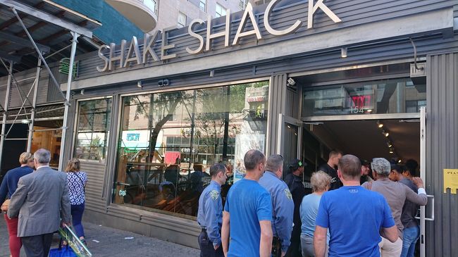 外まで並んでる<br />シャイクシャックアッパーイースト店です