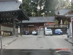 盛岡城跡の隣に桜山神社と言う大きな神社がありました。
観光客らしい女性が写真を撮っていましたが、
他にはいなくて閑散としていました。
753の垂れ幕もかかっていましたが、今日は雨模様でしたのでお参りする人も少なかったのでしょう。
この後盛岡駅前でレンタカーを返却しました。