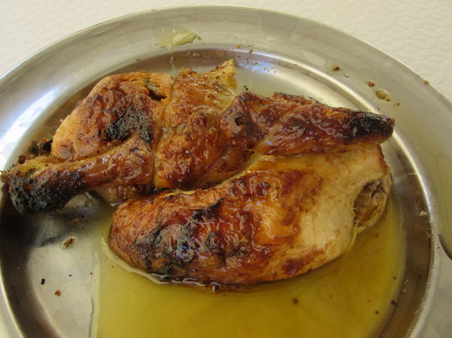 ホテルに荷物を預けて、さっそくランチへ。「Bonjardim」<br />ピリピリチキンとビール小で9.20ユーロ。ちょっと辛かったかなー。