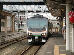 リゾート列車「あすなろ竜飛」が入線してきます。五能線のリゾート列車同様、指定券の購入が必要な列車です。