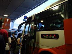 9月21日　羽田空港　16：30着（少し遅れ・・・）
荷物を受け取ってリムジンの切符売り場に並ぶ
自動販売機もカウンターも並んでいる

17：30発のバスに乗って定刻どおり出発も途中事故でのろのろ運転