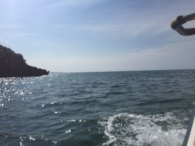 ホテル前のビーチから出発なので楽チン♪<br /><br />向かっている青の洞窟は、ちょっと前まで地元の子供達の遊び場だったのですが<br />ここ10年程で急激に観光地化され、子供達は立ち入り禁止になってしまったらしいです。<br />それを聞くとちょっと寂しいですね。。