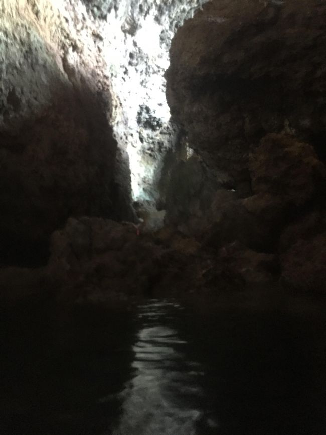 洞窟の奥の方へ進み・・・