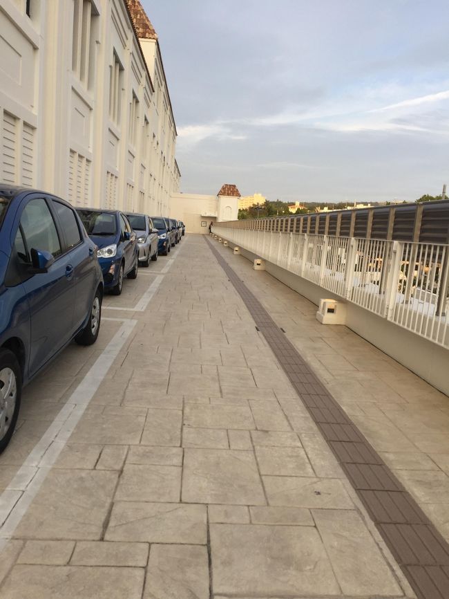 部屋でシャワーを浴び着替えてから夕食を食べに外に繰り出します。<br />昨日より早い18:00。<br /><br />モントレから外に出るにはこの長～い道を通って、この先にあるエレベーターで地上に降ります。