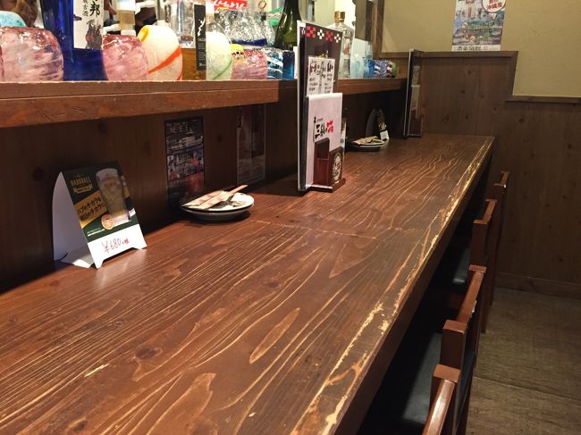 おひとり様でサクッと入れてカウンター席に案内されました。