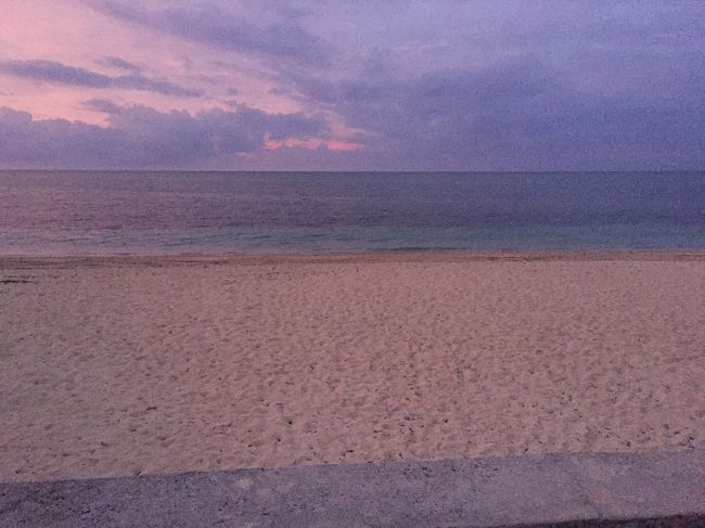 夕暮れのタイガービーチを通って海側からホテルへ戻りました。