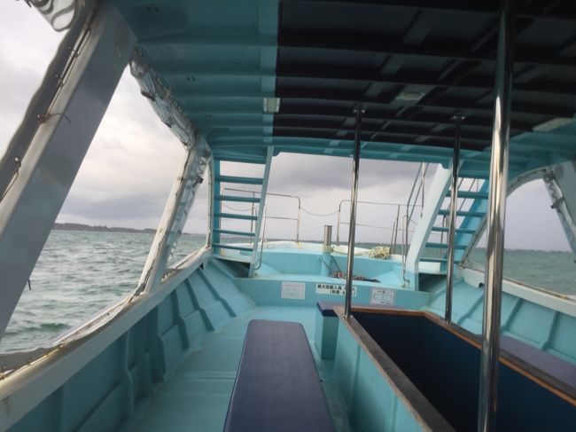 グラスボートの船上デッキでヨガが体験できるのですが<br />みるみるうちに雲が厚くなり船も揺れ始めました。