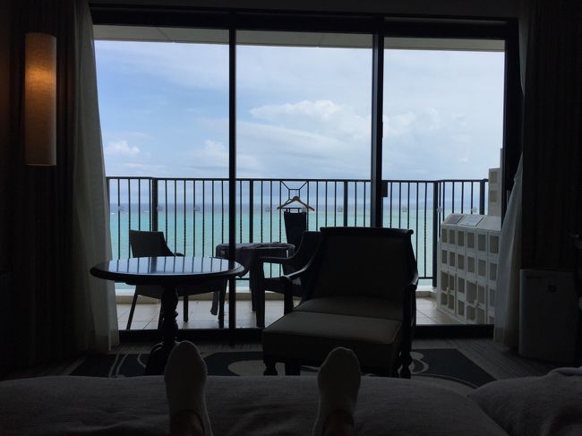 9:00過ぎに終わり部屋に帰ってシャワー浴び片付けしてたら10:00の朝食の時間帯が過ぎてしまい朝食を食べそびれました。<br /><br />ベッドから海が見える、この最高の風景とも今日でお別れ。<br />しばし至福の時間を噛み締めます・・・