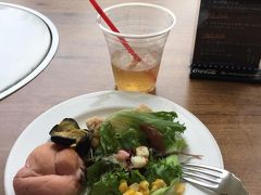 使えなかった朝食券はランチにも併用できるので
11:30までプールでダラダラしてから水着のままタイガービーチカフェにランチビュッフェを食べに行きました。
ただし、ロッカーのキーは一旦プール施設のフロントに返さなければならないため着替えなどの荷物も持って出なくてはなりません。