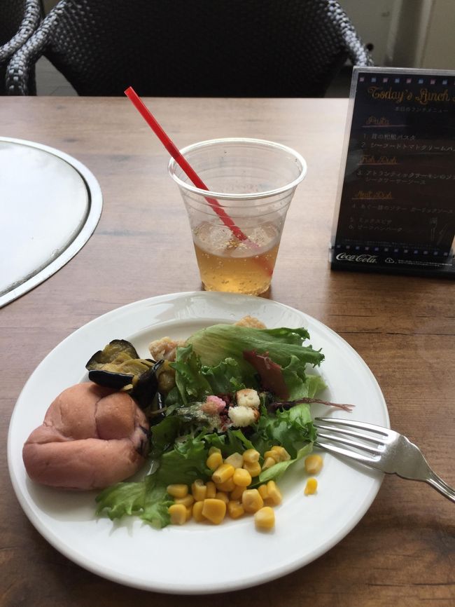 使えなかった朝食券はランチにも併用できるので<br />11:30までプールでダラダラしてから水着のままタイガービーチカフェにランチビュッフェを食べに行きました。<br />ただし、ロッカーのキーは一旦プール施設のフロントに返さなければならないため着替えなどの荷物も持って出なくてはなりません。