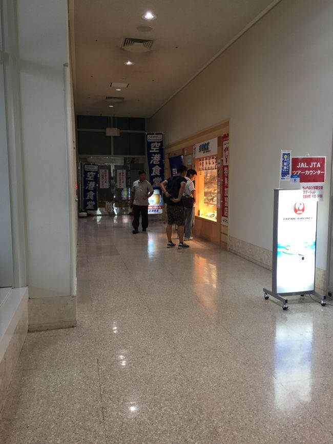 空港食堂は那覇空港の1F到着ロビーの、いっちゃん左の端っこ～にあります。<br />わかりにくい場所にあるのですが安くて美味しいそばが食べられるのでオススメです。