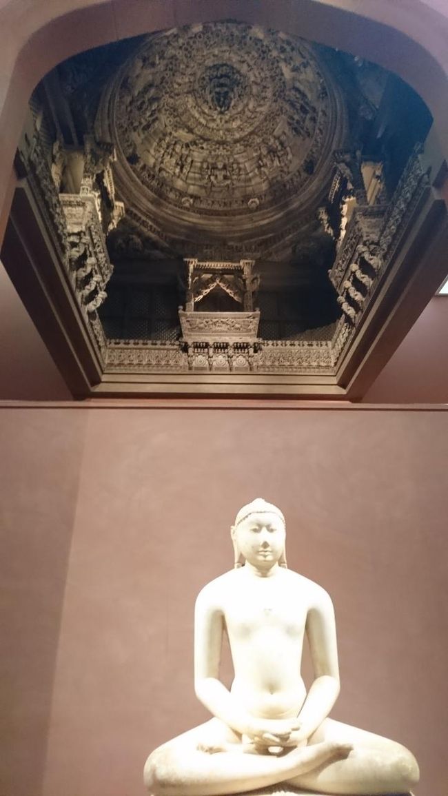 アジアに観光に来た気分になります<br />2FのAsian Art<br />階段があって上部に登れる造り。