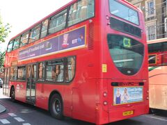 ロンドンといえば、赤いバスです。