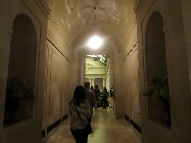 メトロポリタン美術館では大丈夫だった肩掛けカバンをクロークに預けるように言われました。メトロポリタンはガイドブックに書いてあるほど荷物に厳しくありませんでした