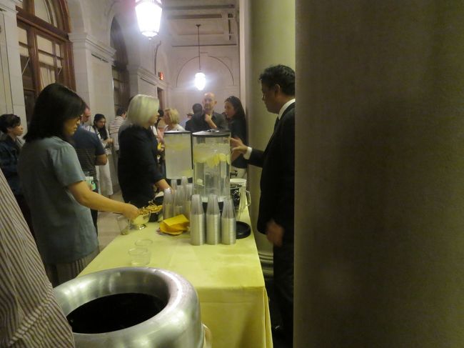 お水とナッツやスナック菓子が無料で配られていました