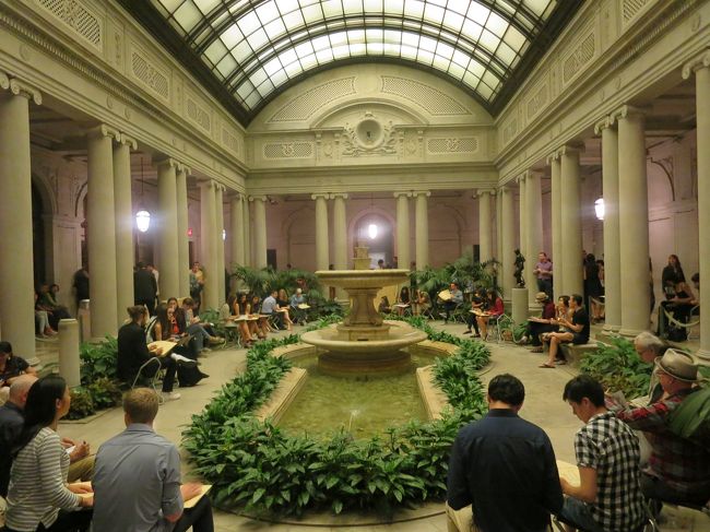 ちょうど演奏中だったバイオリンを聞きながら皆さん食べてます。<br />19時ぐらいに終わってしまいましたけど