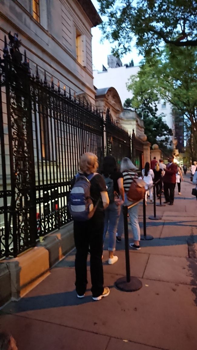 18:45　スタバでお茶をしてからバスでフリックコレクションに到着しました<br />