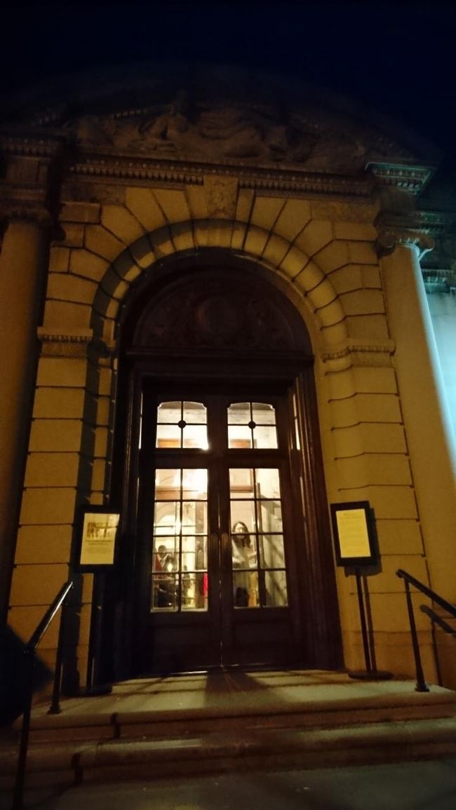 韓国人中国人が数名だけ、アジア人がほとんどおらず。フェルメールの3点を堪能して嫌がっていた同行者の機嫌が完全になおり上機嫌。今まで言ったことなかったのにもっとゆっくり見たいとか言い出した。1時間あれば堪能できる小さめの空間ですがお屋敷風はMETとも違い新鮮でした。<br />19:50　出てきました。ああ、とても気分がよろしくてよ