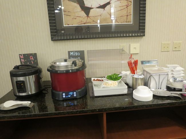朝食の種類が多い。納豆パックが山盛りですがそんな需要あるのでしょうか。ご飯にキムチ、味噌汁。ホテルズコムには共用エリアでのコーヒー / ティーサービスと書いてあるけど例によって案内がなかったのであるのかどうか不明