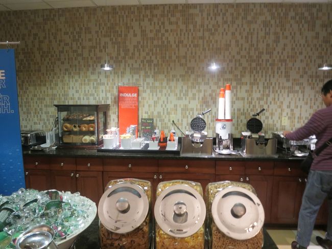 この旅一番の豊富さでした。今日までブロンクスに5泊すると週末だけ上がってしまうし7時からの朝食を食べる時間がない。こちらは開始6時からな上週末の方が安いのでタクシー代節約できちゃいますから。フルーツがたっぷりあったのはうれしいです。あまり食べられない時のフルーツは有難い<br />