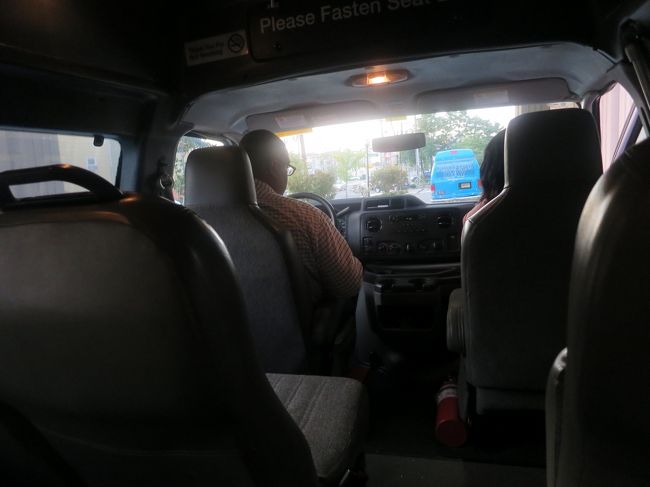 10分前に来れば空港シャトル乗れると言ってたけど来たのは20分後。EWR空港やニューアークペン駅まで送迎が出ているそうですがここを拠点にするのは難しそうです。駅に行くのに時間が読めない上毎回チップです。ヒルトン系ですが16000円ですからそんな感じではない。ちょい古くて暗く周りに何もない、バスタブ有、室内のコーヒーメーカ故障中。タオルが多い。朝食が最低限だったけどここより断然オペラハウスホテルの方が良かった