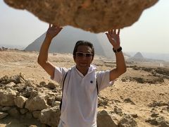 これから暫しくだらん写真のオンパレードで・・・・ペコリ！

アホがカフラー王のピラミッド前で手をあげて？