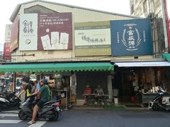 国華街三段の民族路三段と民権路三段にはさまれたエリアには朝から沢山のお店が出て、朝ご飯を買いに来る人でにぎわっています。