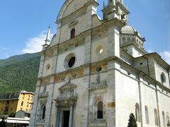コモから2時間強かけてようやくティラーノに着きました。ここはこの町を代表する建物、聖母教会（聖マドンナ教会）です。
ツアーのため内部を観光する時間がありませんでしたが、内部の装飾が大変美しい教会なんだそうです。

