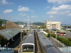 約１０分くらいで「和田浦駅」に到着☆

改札は向かって左側にあるので、陸橋を渡っていきます！
学生の子たちが元気よくあいさつしてくれる(>_<)えらい！