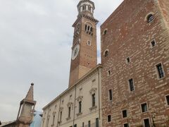 ジュリエットの家からすぐの所にあるエルベ広場。

そんなに広い広場ではないけれど、屋台がいっぱい出て楽しいです。

お土産もいっぱい売っています。
