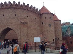 バルバカン。城塞都市の城壁の一部。
ヨーロッパに3つ現存しているバルバカンのうち、2つがポーランドにあります。クラクフでも見たから、2つとも制覇！