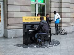 駅に着くと、ピアノを弾く人が。
何度も通っていたのに、気がつかなかった。
誰でも弾けるってこと？こういう発想が素晴らしい！