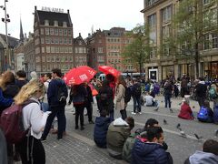アムステルダム中央駅から約10分歩いてダム広場へ。ここで私たち恒例の無料ウォーキングツアーに参加。http://www.neweuropetours.eu/amsterdam/en/home

今回のガイドさん（サムさん）は大当たりだった。