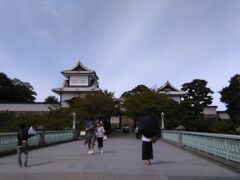 右手には金沢城公園