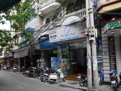 この日の一大ミッションは
「シン・ツーリストにてタムコックのツアーを予約」すること。
でも、“ほんもののシン・ツーリスト”を探すには一苦労。
旧市街のあちこちにそれっぽい店がまずあって、
ほんものの周りになるとさらにレベルが上がります。
キーワードは、住所の番地です。
無事ほんものにたどりつくことができました。