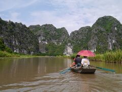 【４日目】
この日は世界遺産にも登録されている“タムコック”へ。
古都ホアルーもいっしょにまわれるツアーに参加。

景色は…
きれいっちゃきれいなんだけど…
たぶん、上からの眺めのほうがきれいです。

以前ハロン湾に行ったときも、（むろん個人の感想ですが）
水面近くから眺めるよりも、高いところから岩々をみおろしたほうが
その雄大さをより感じることができた気がしました。
でも、展望台みたいなものはなさそうなかんじ…。

ボートはボートで、途中洞窟を通ったりして、
おもしろかったんですけどね。