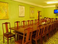 【５日目】
さてさて。今日はハノイの旧市街から出て、
ハノイの街を観光です。

まずは世界遺産のタンロン遺跡へ。
このタンロン遺跡、ハノイの街中も街中にある
かなり観光しやすい場所にあるにも関わらず……

人があんまいないです。

この立地でこんな地味（人気（ひとけ）がない的な意味で）な
世界遺産は、シンガポールの植物園以来です（四ヶ月ぶり）。

昨日のタムコックなんて、
ひっきりなしにボートが出発していたというのに……。


けっこう自由に建物内を探検できて
ワクワクできるので、ぜひ、なにとぞ訪れてみてくださいね。