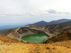 わぁ～～！！
見たかった御釜！！
８００年前に噴火によって蔵王連峰の中にある五色岳の山腹が吹き飛び水が溜まった
火口湖。