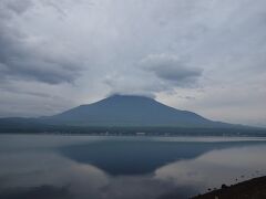 旅行二日目朝。
早くから目が覚めてしまったので、寝ている家族は部屋に残して、富士山を見るべく外に出ました。
車でひとっ走りして、長池親水公園へ。