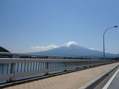 お昼ご飯がすんだら、富士スバルランドへ向かいます。
河口湖大橋から見る富士山。
きれいだ。