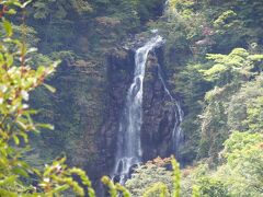 日本の滝百選に選ばれています。
