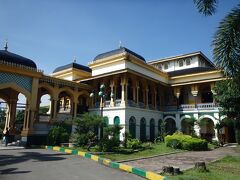 メダンのメインの１つ「マイムーン王宮」に着きました
