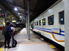 途中列車に乗りたかったので私のために1時間の列車旅。
Surabaya gubeng駅に到着