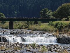 徳丸駅の先にある鉄橋、徳丸ドント
この河川敷は、C12167の「SL走行社会実験」の際は、ここが一番の撮影ポイントとなる場所でもあります。
「SL走行社会実験」では、ここを有料とし、撮り鉄の人たちがたくさん予約し、ここからの撮影を楽しんだそうです。
