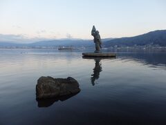 諏訪湖と浄瑠璃・歌舞伎の演目「本朝二十四考」にでてくる八重垣姫の像

許嫁の武田勝頼を救うために諏訪湖を渡る様子だそうです
